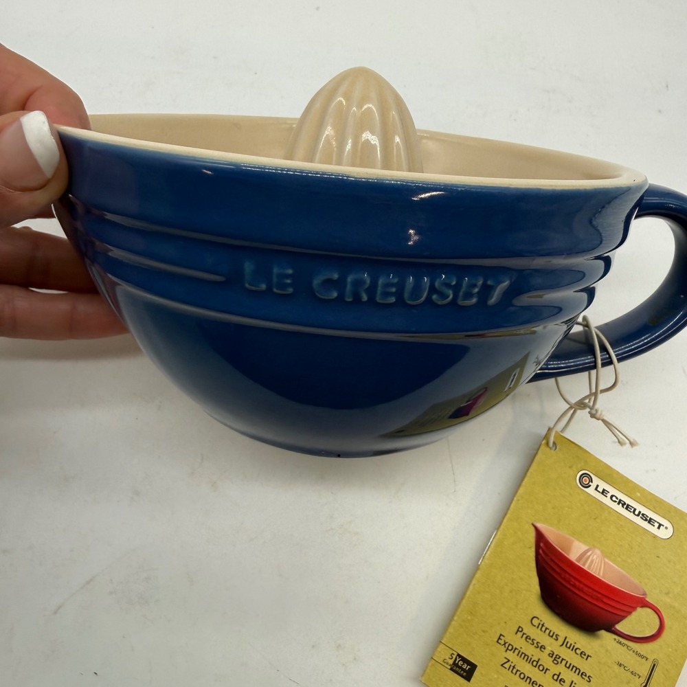 Le Creuset Cobalt Blue Stoneware Citrus Juicer 16oz Pour Spout Reamer NWT